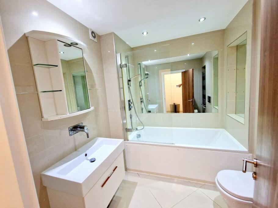 Modern Hyde Park Home With Private Entrance & Private Back Patio Near Bayswater & Paddington Stations Londen Buitenkant foto